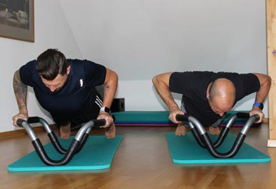 zwei Männer trainieren Pilates