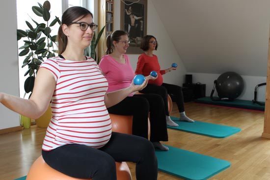 Schwangere Frauen trainieren